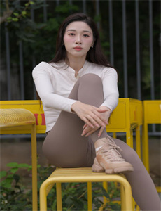 将她抵在玻璃上律动H-99亚洲男女激情在线观看